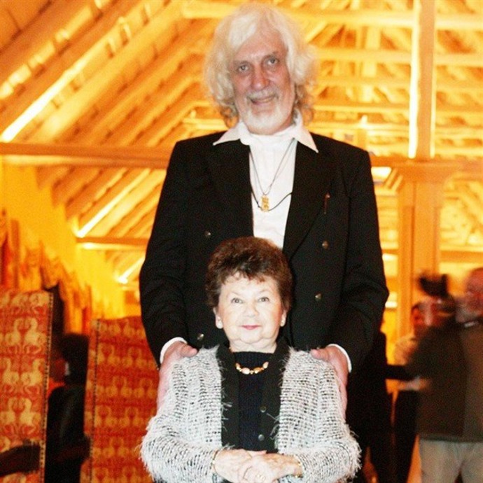 Například s Emanem Fialou dělala kabaret. Jezdila též s R. A. Dvorským, s Jiřím Popperem a později s Josefem Zímou po estrádách, kde měla vlastní blok muzikálových písní.