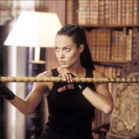 Lara musí získat mocný šém, aby ovládla časoprostor.