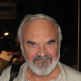 Po čtyřech letech ale pedagogickou dráhu opustil a začal pracovat v Československém rozhlase.