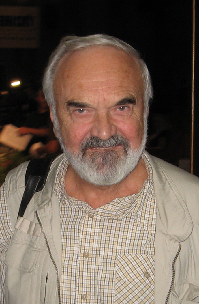 Po čtyřech letech ale pedagogickou dráhu opustil a začal pracovat v Československém rozhlase.