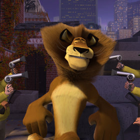 Když se hladovému Alexovi zdá o tom, že kolem něj padají kousky steaků, odkazuje to na film Americká krása, kde kolem Kevina Spaceyho padají okvětní lístky růží.