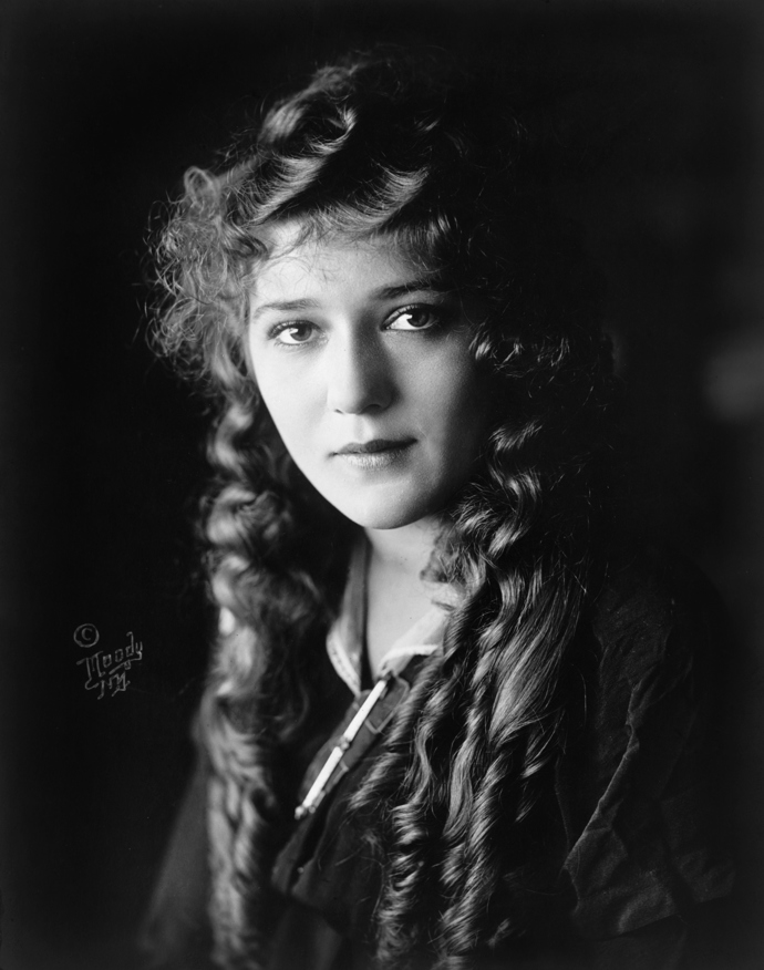 Hvězda němých filmů Mary Pickford byla zrovna na vrcholu slávy, když onemocněla španělskou chřipkou. Naštěstí byl u ní průběh nemoci mírný. Spolu s dalším rozšířením této choroby muselo být později zavřeno mnoho kin a divadel v Los Angeles.