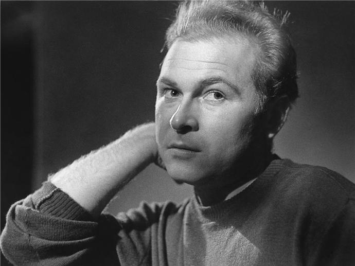 Během dětství a dospívání snil o tom, že se stane vojenským stíhačem, nakonec dal ale přednost herectví.