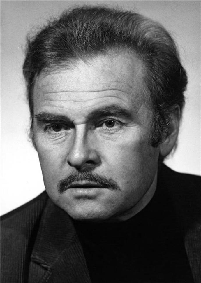 Patřil k dlouholetým hvězdám Národního divadla, ale v roce 1990 se rozhodl odejít, protože se neshodl s novým vedením.