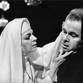 Herečku Janu Hlaváčovou si Munzar vzal v roce 1964; často se spolu potkávali na jevišti i před kamerou.