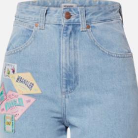 V 60. letech minulého století za tzv. éry hippies bylo v módě si džíny různými nášivkami či samolepkami dozdobovat.