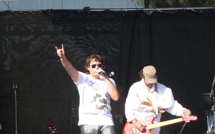 Koncerty skupiny jsou známé extravagantními a bláznivými kousky. Matěj Ruppert se podílí i na řadě dalších hudebních a uměleckých projektů, např. na rockovém projektu Neruda, který rozjel v roce 2010.  