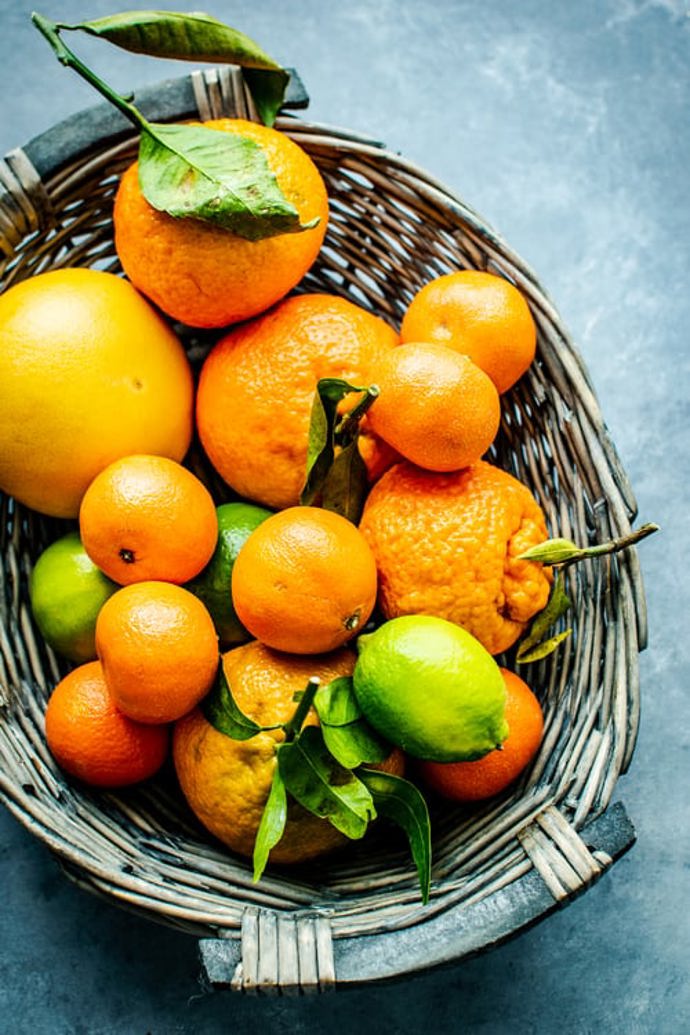 Vitamin C nacházející se v pomerančích pomáhá předcházet poškození kůže tím, že eliminuje volné radikály.