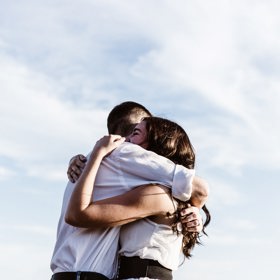 Cílem není házet vinu na jiné nebo hledat omluvy pro negativní přístup, ale zlepšit vztahy se svým okolím. Nejenže tím prospějeme jiným, ale prospějeme tím především sami sobě.