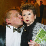 V době jejích studií na gymnáziu byli oba rodiče odvlečeni do koncentračního tábora, odkud se otec již nevrátil.