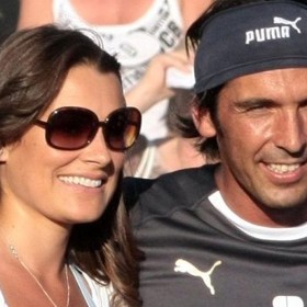 Uměleckou kariéru zahájila v roce 1999 rolí v jedné pražské komediální inscenaci. Pokračovala alternováním módy a televize, účinkovala v pořadu italské televize RAI autora Giorgia Panariella Torno Sabato – La Lotteria (Vrátím se v sobotu – Loterie), oceněném v anketě Telegatto (určitá obdoba české soutěže TýTý). Díky němu se dostala do povědomí divácké veřejnosti a stala se častým hostem televizních pořadů.