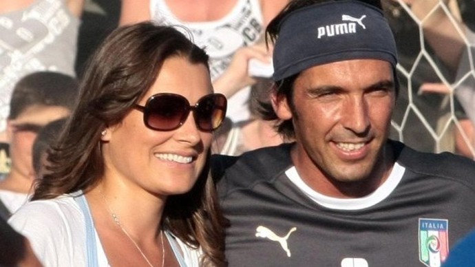 Uměleckou kariéru zahájila v roce 1999 rolí v jedné pražské komediální inscenaci. Pokračovala alternováním módy a televize, účinkovala v pořadu italské televize RAI autora Giorgia Panariella Torno Sabato – La Lotteria (Vrátím se v sobotu – Loterie), oceněném v anketě Telegatto (určitá obdoba české soutěže TýTý). Díky němu se dostala do povědomí divácké veřejnosti a stala se častým hostem televizních pořadů.