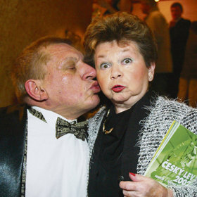 V době jejích studií na gymnáziu byli oba rodiče odvlečeni do koncentračního tábora, odkud se otec již nevrátil.