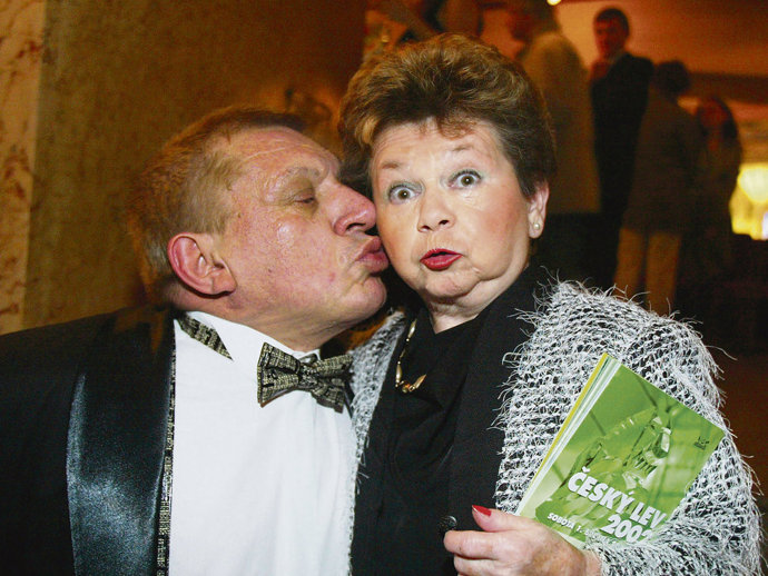 V době jejích studií na gymnáziu byli oba rodiče odvlečeni do koncentračního tábora, odkud se otec již nevrátil.