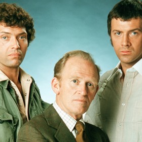 Profesionálové je legendární britský kriminální seriál o zvláštním oddělení policie CI5. Hlavními hrdiny jsou agenti Doyle (Martin Shaw), Bodie (Lewis Collins) a velitel oddělení major Cowley (Gordon Jackson). Víte, že seriál se potýkal s velkou kritikou – kvůli rasistickým hláškám hlavních protagonistů? Celkově se natočilo 57 epizod.