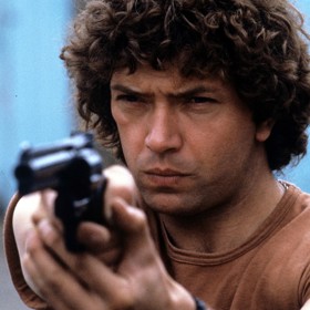 Kudrnatý agent Doyle v podání herce Martina Shawa byl idolem žen. Mimochodem - Shaw, který v seriálu bojuje proti zločinu, byl v mládí brutálně přepadený a bojoval o život. 