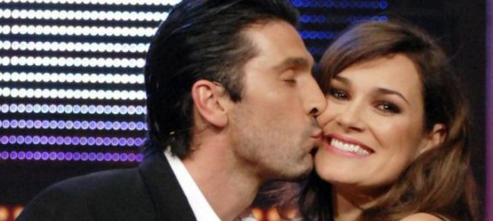 V roce 2002 získala několik cen a byla mimo jiné označena za objev italské televize. V roli „testimonial“ patřila mezi stálé tváře módy a reklamy italských módních domů. V letech 2002 až 2003 ztvárnila hlavní postavu v jedné italské divadelní komedii. Od roku 2003 má italské občanství a v rozhovoru pro tisk řekla, že se do České republiky již nehodlá vrátit.