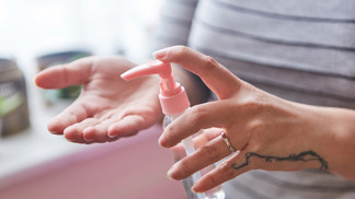 Jak pečovat o ruce utrápené neustálým mytím? Vynechte peeling, zařaďte masku.