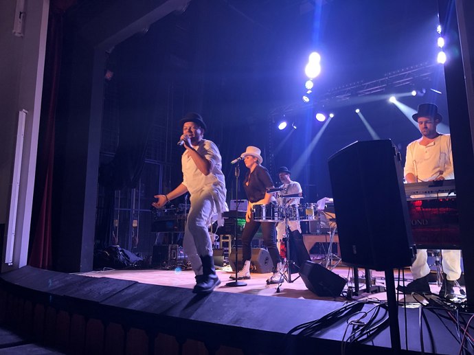 Vyzpíval si i sošku Anděla Akademie populární hudby. Své nadání předvádí dodnes v kapele Monkey Business. 