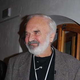 Zdeněk Svěrák je český dramatik, scenárista, herec, autor písňových textů a spisovatel.