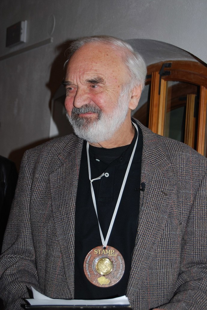 Zdeněk Svěrák je český dramatik, scenárista, herec, autor písňových textů a spisovatel.