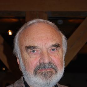 Po studiu na gymnáziu a Vysoké škole pedagogické, kterou dokončil roku 1958, odešel společně se svou budoucí manželkou učit do severozápadních Čech, nejprve do Měcholup a poté do Žatce. 