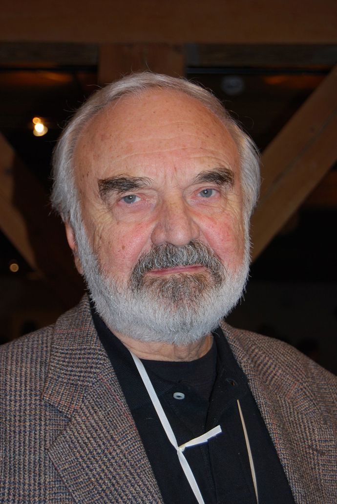 Po studiu na gymnáziu a Vysoké škole pedagogické, kterou dokončil roku 1958, odešel společně se svou budoucí manželkou učit do severozápadních Čech, nejprve do Měcholup a poté do Žatce. 