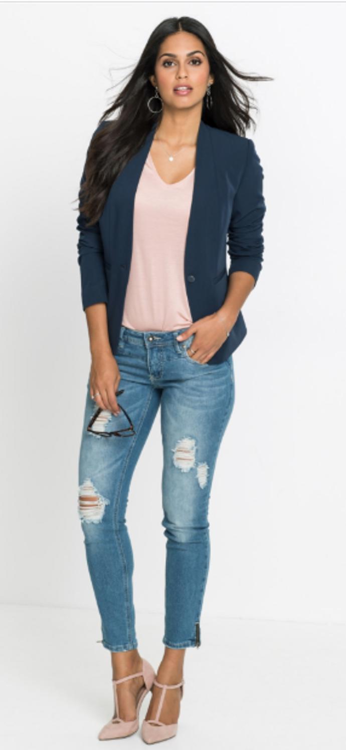 Sako a roztrhané džíny? Proč ne! Díky saku povznesete váš look o něco výš.