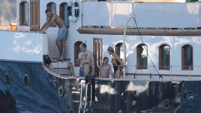 Albertovi II. patří řada lukrativních nemovitostí, půda v Monaku, kasina a samozřejmě také luxusní jachta. Fotografie ze společné dovolené.