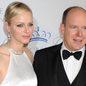 Albert II. je monacký kníže, který je bohatší než britská královna Alžběta II. Na začátku roku 2020 se stal prvním monarchou, který onemocněl koronavirem.