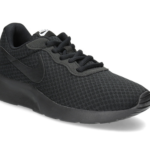 Sportovní tenisky jsou zárukou pohodlnosti. V tomto případě kalhoty a batůžek budou ideální.