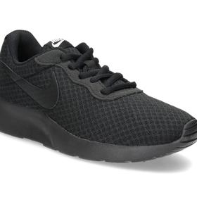 Sportovní tenisky jsou zárukou pohodlnosti. V tomto případě kalhoty a batůžek budou ideální.