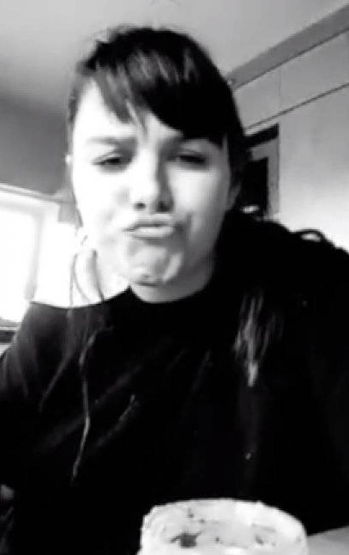 Na Instagramu se prezentuje i jako normální ženská. Takhle třeba krmí malého Artura.