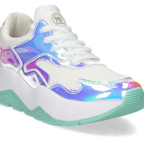 Boty na vysoké platformě budou rozhodně trendem letošní sezony. Nebojte se obout něco extravagantnějšího. K tomu zvolte jednodušší oblečení, díky kterému boty více vyniknou.