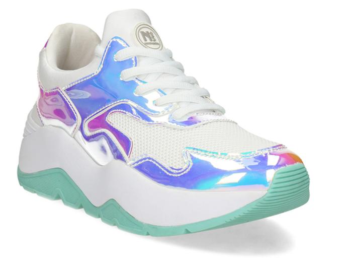 Boty na vysoké platformě budou rozhodně trendem letošní sezony. Nebojte se obout něco extravagantnějšího. K tomu zvolte jednodušší oblečení, díky kterému boty více vyniknou.