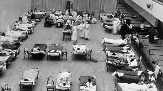 Rok 1918. Dočasná lůžková oddělení amerického Červeného kříže v kalifornském městě Oakland. Původně šlo o divadlo...