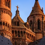 Ve městě s hrdou katedrálou si Christa ráda chodila užívat s kamarádkou Annie Hamannovou, jejíž matka ale zpustlý život obou děvčat nesla nelibě. Christa ji proto otrávila pralinkami právě s jedem E 605. Neudělala to poprvé, podobně vraždila už dříve své příbuzné.