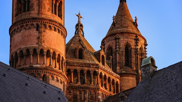 Ve městě s hrdou katedrálou si Christa ráda chodila užívat s kamarádkou Annie Hamannovou, jejíž matka ale zpustlý život obou děvčat nesla nelibě. Christa ji proto otrávila pralinkami právě s jedem E 605. Neudělala to poprvé, podobně vraždila už dříve své příbuzné.