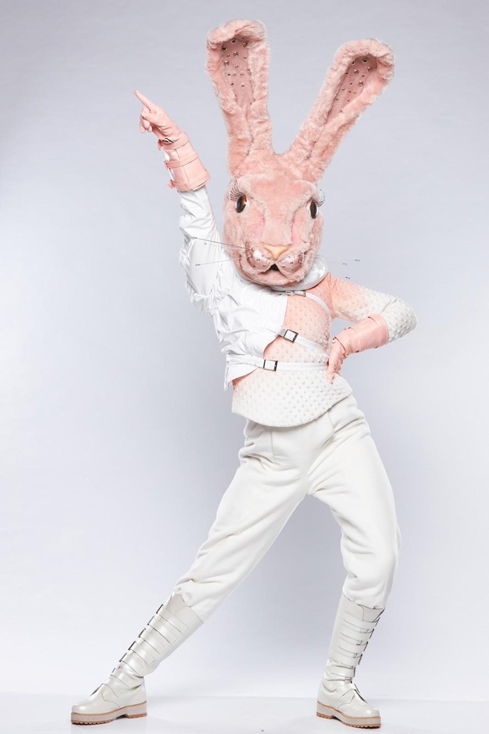 Kdopak se asi skrývá za maskou králíka...