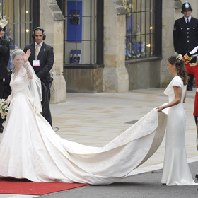 Bílé krajkové šaty Kate Middleton ale nebylo vůbec jednoduché ušít, módní dům po svatbě sdělil médiím, že švadlenky si při tvorbě róbě musely například mít ruce každých 30 minut, aby nedošlo k žádnému poškození materiálu.