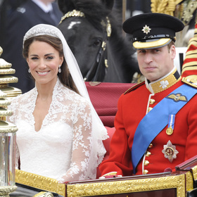 Návrhářka Sarah Burton, z módního domu Alexander McQueen navrhla pro Kate Middleton její svatební šaty. 