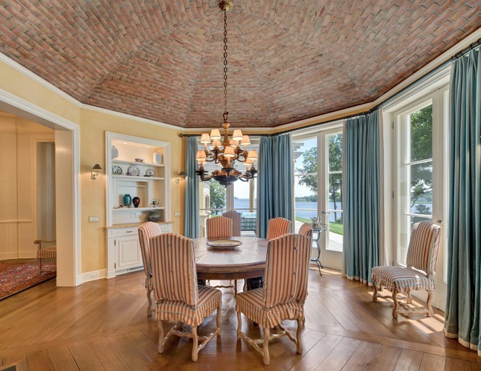 Nechybí ani rozlehlá terasa, pergola nebo třípokojový domek pro hosty.