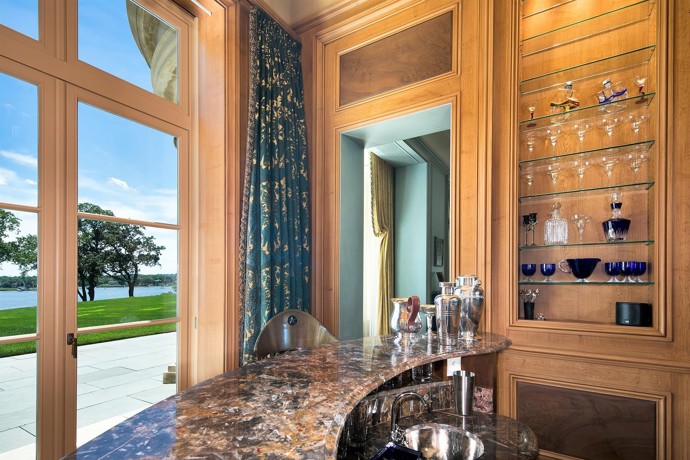 Jon Bon Jovi měl ve svém sídle i nahrávací studio, kino a hospodu.