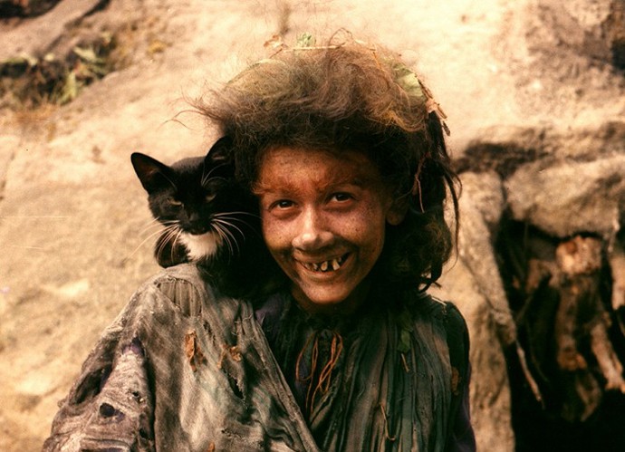 Kdyby nezasáhla cenzura, viděli bychom, jak Yvetta, spolu s Helenou, padají do vody. V této scéně zrovna seděly obě na větvi a ta jejich váhu nevydržela.