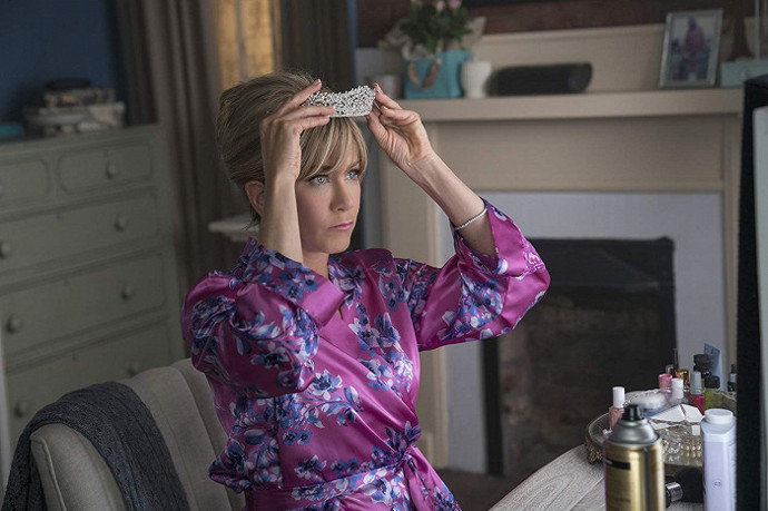 Aniston cestuje zásadně nenalíčená. Všechny potřebné kosmetické produkty má u sebe v příručním zavazadle. Konkrétně se jedná o vodu ve spreji, hydratační přípravek a pleťová maska. 
