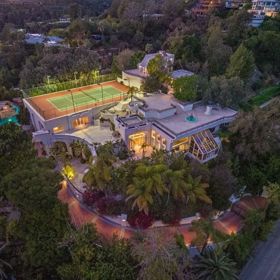 Rozlehlý dům stojí v Los Angeles v blízkosti Hollywood Hills.