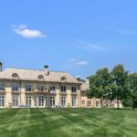 Sídlo se rozléhá na ploše 15 akrů, což je v přepočtu asi 60 tisíc metrů čtverečních.