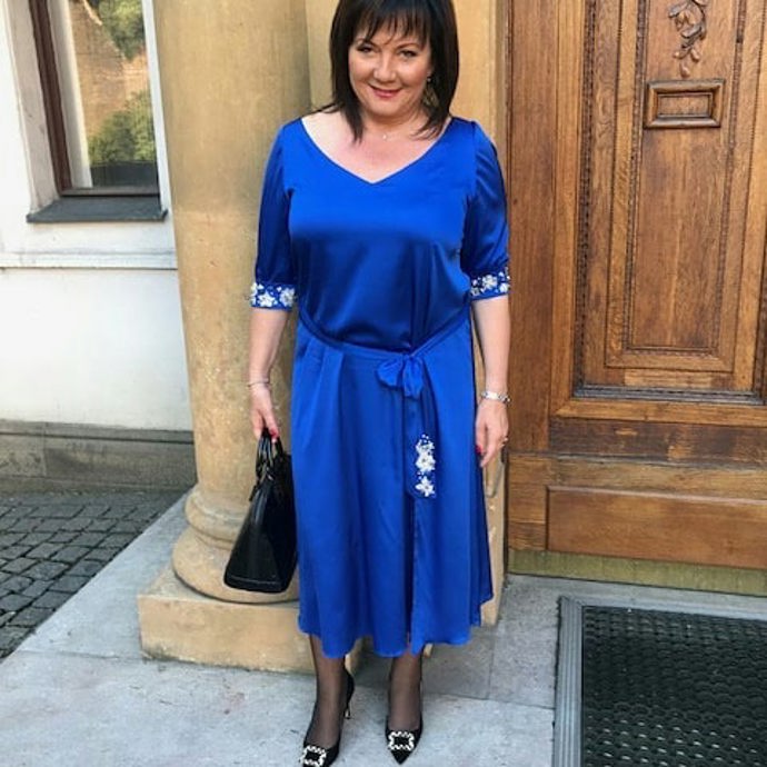 Takhle šla Alena Schillerová na Pražský hrad. Chválíme její volbu návrháře Jakuba Ponera. Modrá barva s jemným zdobením na rukávech a pásku se na tuto akci hodí. Nicméně boty, byť od Manolo Blahnika, v tomto případě působí velmi rušivě. K těmto šatům bychom zvolili spíše lodičky bez zbytečného zdobení. 