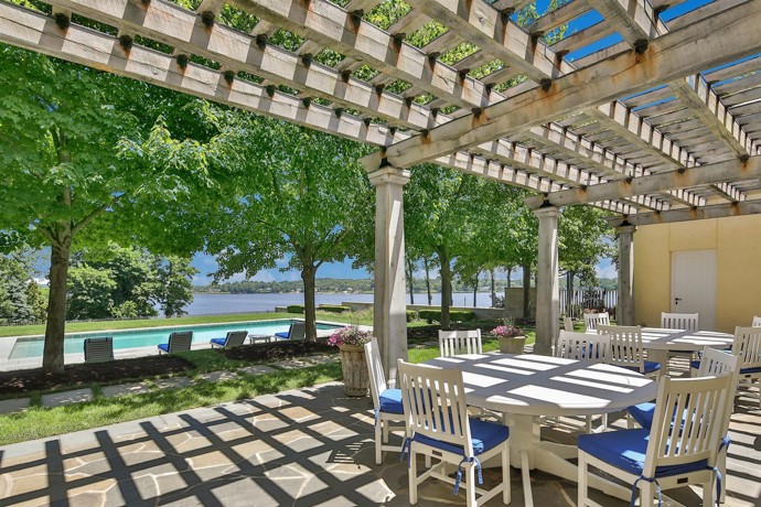 Zámek navrhl uznávaný architekt Robert A. M. Stern.