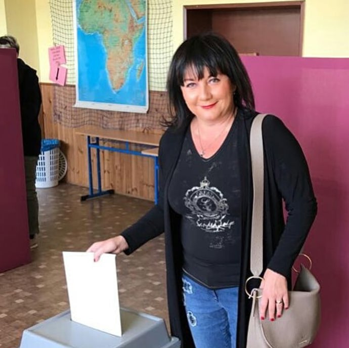 Ve volných chvílí dává Alena Schillerová přednost ležernímu stylu. Jednoduché džíny, tričko s potiskem a obyčejný kardigan. Za nás palec nahoru.